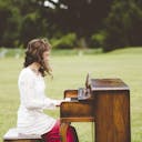 Bu güzel ve hüzünlü duygusal parçada piyanonun ham duygusunu yaşayın. Müziğin ruhunuzla konuşmasına ve var olduğunu asla bilmediğiniz duyguları uyandırmasına izin verin. Kalp burkan bir sahne veya duygusal an için mükemmel.