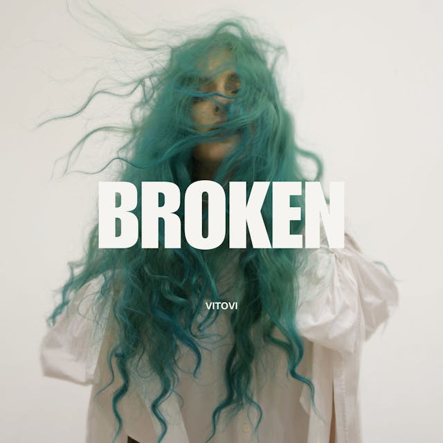 Duik in de betoverende soundscape van 'Broken' - een opwindende elektronische danstrack die je ziel zal boeien.