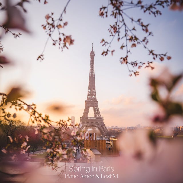 Vivi la speranza sentimentale della primavera a Parigi attraverso questo assolo di piano.