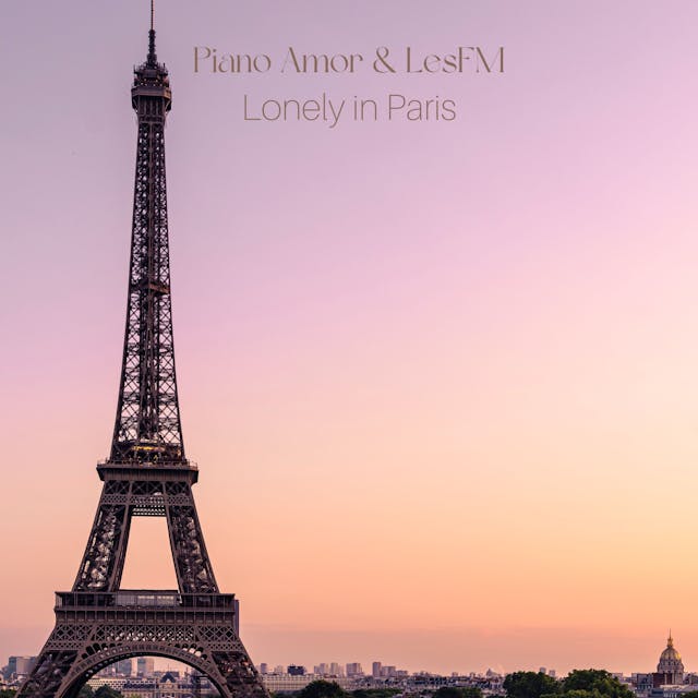 Zažijte působivou melodii 'Lonely in Paris', duší strhujícího sólového klavírního díla evokujícího sentimentální cesty.
