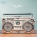 Zažijte emotivní kouzlo „Radio“, ambientní skladby, která vzbuzuje nálady. Nechte se přenést jeho melodiemi.