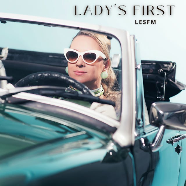 "Lady's First" เป็นเพลงร็อคที่อบอวลไปด้วยความโรแมนติกในช่วงฤดูร้อน ผสมผสานจังหวะที่มีพลังเข้ากับกลิ่นอายที่อบอุ่นและโรแมนติก เหมาะสำหรับวันที่มีแสงแดดสดใสและช่วงเวลาพิเศษ