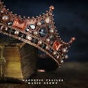 Tapasztalja meg a „Magic Crown”, egy epikus filmes remekmű nagyszerűségét. Elsöprő dallamaival és erőteljes hangszereléseivel ez a szám a királyi pompa és a varázslatos kalandok birodalmába repít. Streameljon most egy szimfonikus utazásra egy fenséges és elvarázsolt világban.