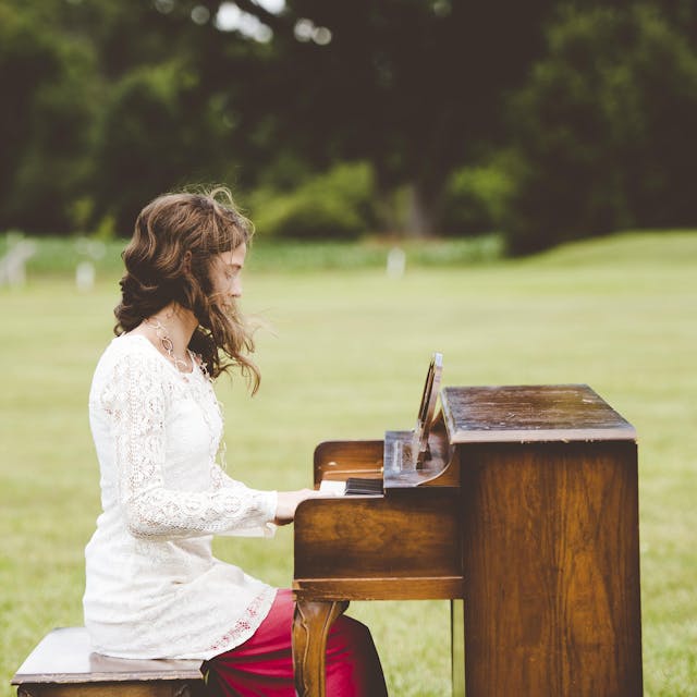 חווה את הרגש הגולמי של הפסנתר ברצועה הסנטימנטלית היפה והעצובה הזו. תן למוזיקה לדבר אל הנשמה שלך ולעורר רגשות שלא ידעת על קיומם. מושלם לסצנה קורעת לב או רגע רגשי.