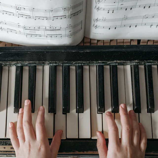 Romantisk klavermusik er en genre af klassisk musik karakteriseret ved dens følelsesmæssige dybde, lyriske melodier og udtryksfulde pianistiske teknikker. Det opstod i det 19. århundrede under den romantiske æra og er ofte forbundet med komponister som Chopin, Liszt og Rachmaninoff. Denne musik er kendt for sin evne til at formidle en bred vifte af følelser, fra lidenskab og længsel til melankoli og ømhed, hvilket gør den til et elsket valg for dem, der søger at fremkalde romantiske følelser og skabe en intim atmosfære.