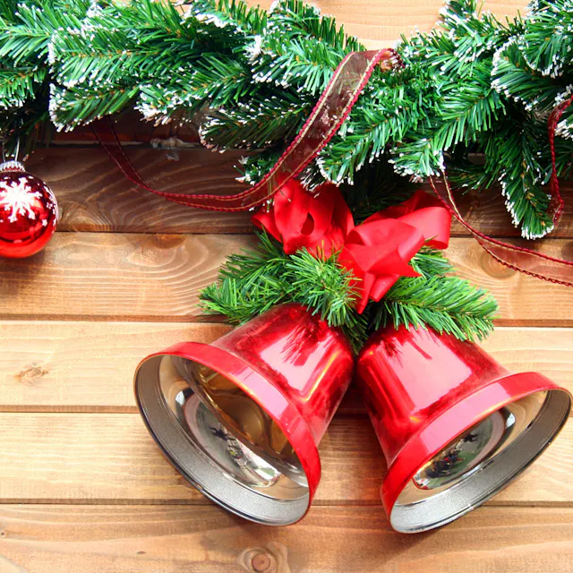 Lonceng dalam musik Natal adalah elemen yang meriah dan ikonik, sering kali digunakan untuk menciptakan suasana gembira dan perayaan. Dering dan loncengnya dapat membangkitkan perasaan keceriaan liburan, nostalgia, dan antisipasi, menjadikannya instrumen populer dalam lagu-lagu Natal tradisional dan lagu-lagu liburan modern. Entah itu gemerincing lonceng kereta luncur di "Jingle Bells" atau dentang lembut lonceng gereja di "Carol of the Bells", suara lonceng identik dengan semangat Natal.