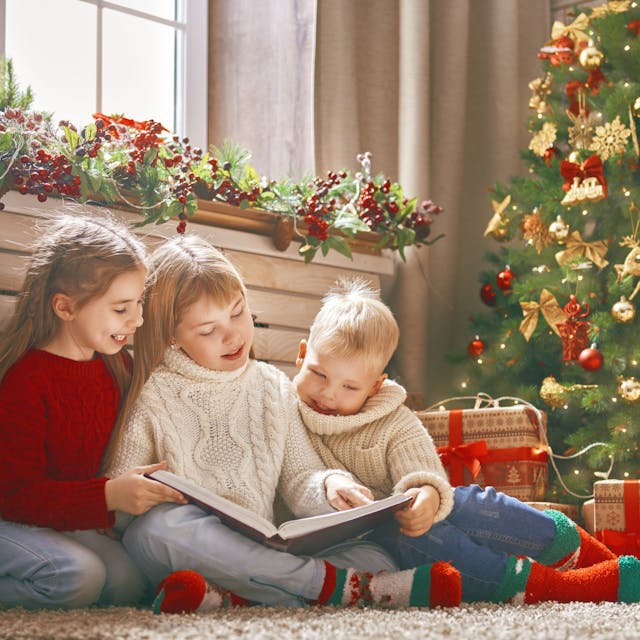 Julehistoriemusik refererer til de festlige og melodiøse melodier og sange, der er forbundet med højtiden. Disse sange fortæller ofte historien om fødselen med temaer om glæde, kærlighed og Jesu Kristi fødsel. Julehistoriemusik inkluderer traditionelle julesange som "Silent Night" og "Hark! The Herald Angels Sing", såvel som mere moderne sange, der fejrer julens ånd og de traditioner, der er forbundet med den. Denne musik er en integreret del af feriesæsonen og skaber en varm og glædelig atmosfære, der bringer folk sammen for at fejre og dele julehistorien.